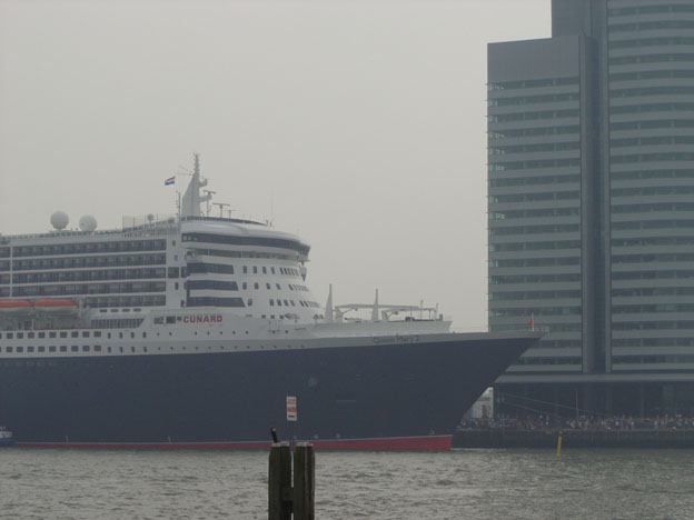 Cruiseschip ms Queen Mary II van Cunard Line aan de Cruise Terminal Rotterdam